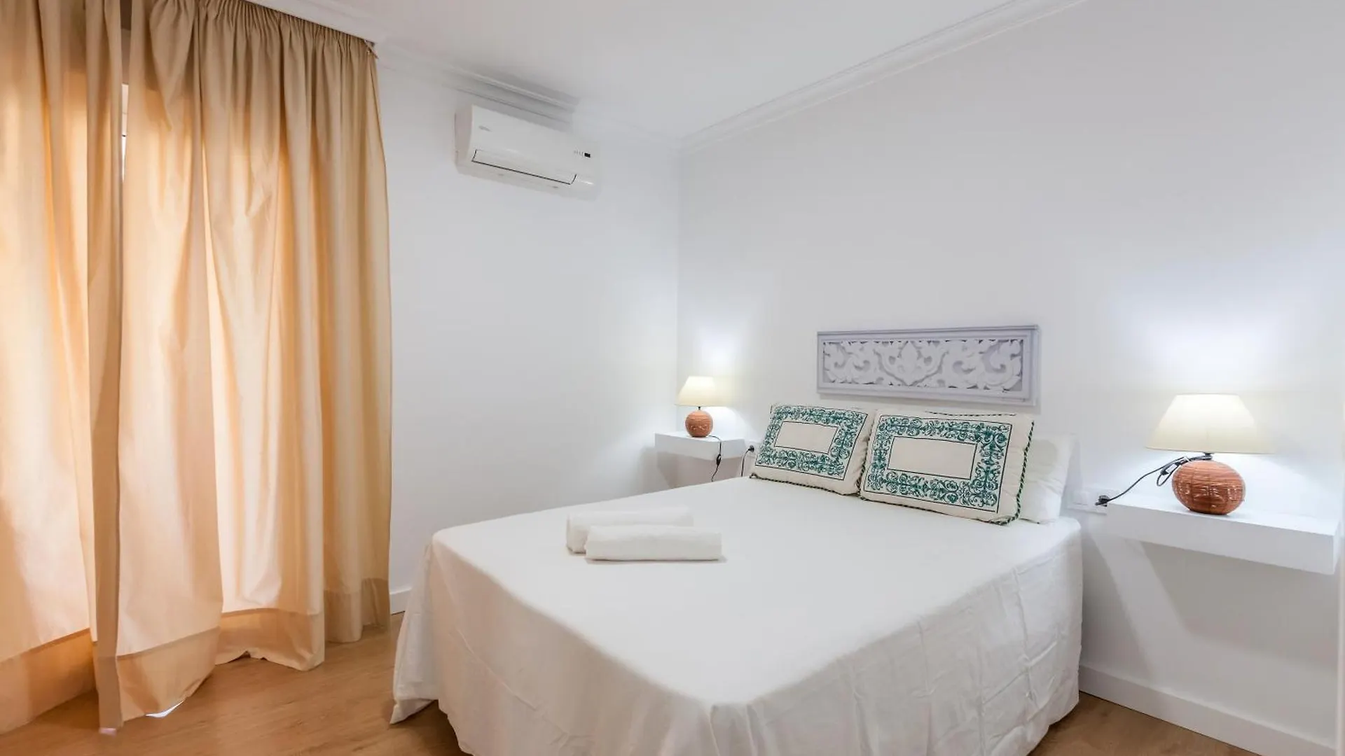 Amicorum Parking Seville Apartment